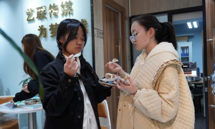 学生在艺联过生日