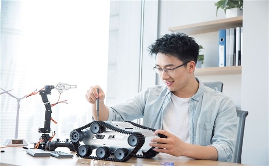 我孩子5岁了，朋友的孩子在学机器人，听说搭搭乐乐机器人培训挺不错的，大家给个意见，怎样